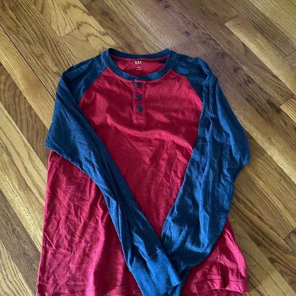 Size Small Lot Including 2 pants 3 shirts and a long sleeve shirt - Picture 4 of 4